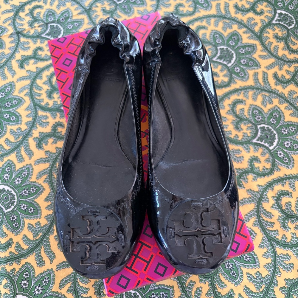 TORY BURCH BLACK PATENT LEATHER FLATS